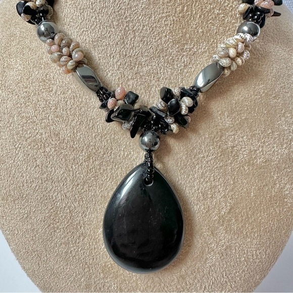 Vintage 80's Hematite Shell Black Beaded Necklace Teardrop Pendant - 20 Inches - Picture 2 of 6